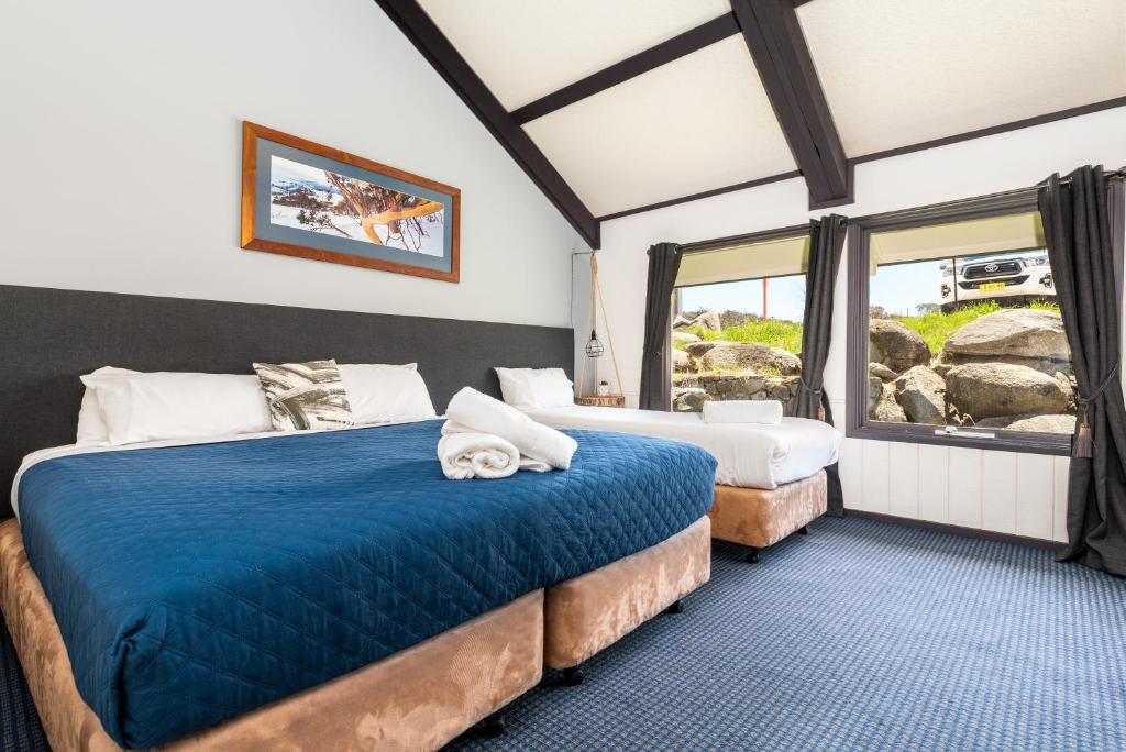 1 Schlafzimmer mit 2 Betten und einem Fenster in der Unterkunft Snowy Gums Smiggins in Perisher Valley
