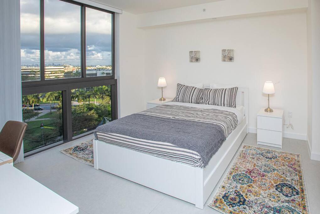 Ένα ή περισσότερα κρεβάτια σε δωμάτιο στο Luxury Studio Apartment in Downtown Doral