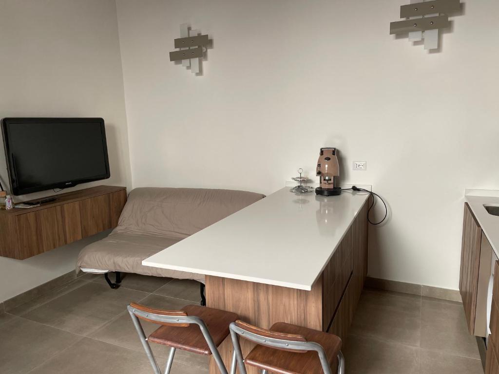 Televízia a/alebo spoločenská miestnosť v ubytovaní CASA KHRIS