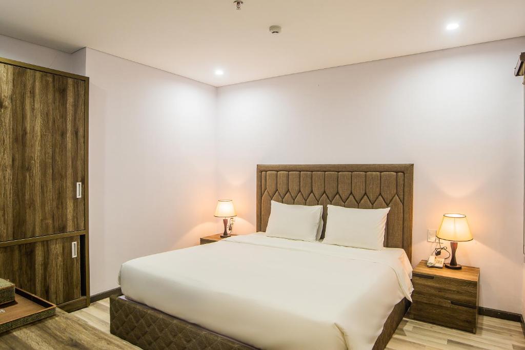 Giường trong phòng chung tại Sea Light Hotel Da Nang