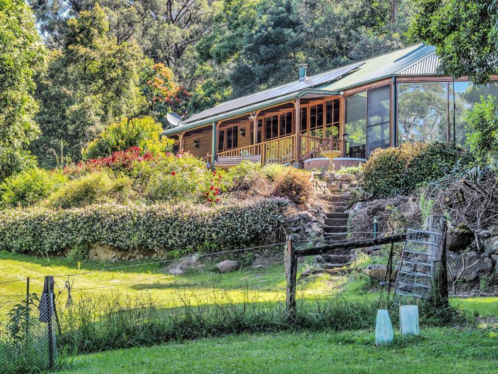 ein Haus auf einem üppigen grünen Hof in der Unterkunft Billagunyah Rainforest Retreat in Upper Kangaroo River