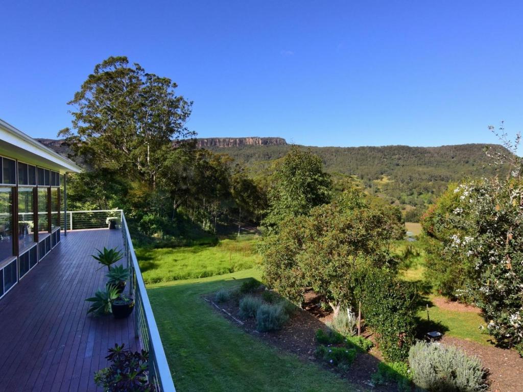 una casa con vistas aéreas al jardín en Budderoo Unique with 270 degree views en Upper Kangaroo River