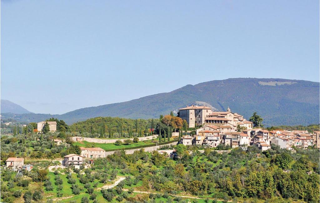 uma pequena cidade numa colina com casas e árvores em Nice Home In Belmonte In Sabina With House A Panoramic View em Rocca Sinibalda