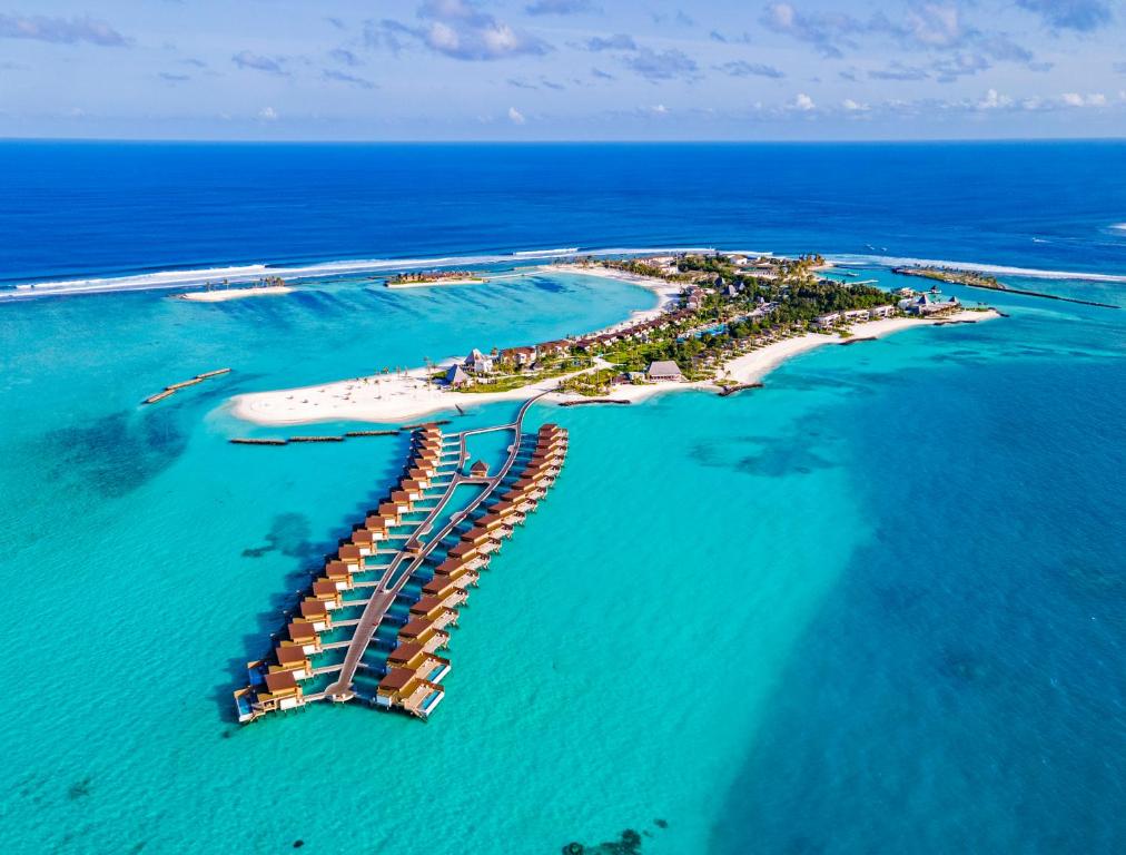 北マーレ環礁にあるKuda Villingili Maldivesの海上の島の空中
