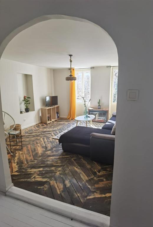 un salon avec un canapé et une table dans l'établissement Appartement Lauzet-Ubaye, au Lauzet-Ubaye