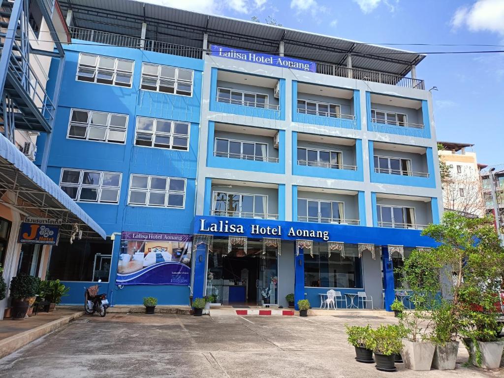 un bâtiment bleu avec un panneau sur lequel figure un panneau dans l'établissement Lalisa Hotel Aonang, à Ao Nang Beach