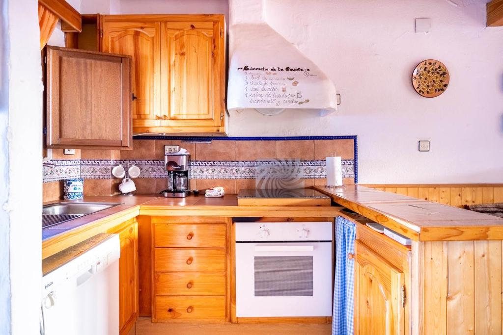 A kitchen or kitchenette at Alojamiento Rural Cuatro Estaciones
