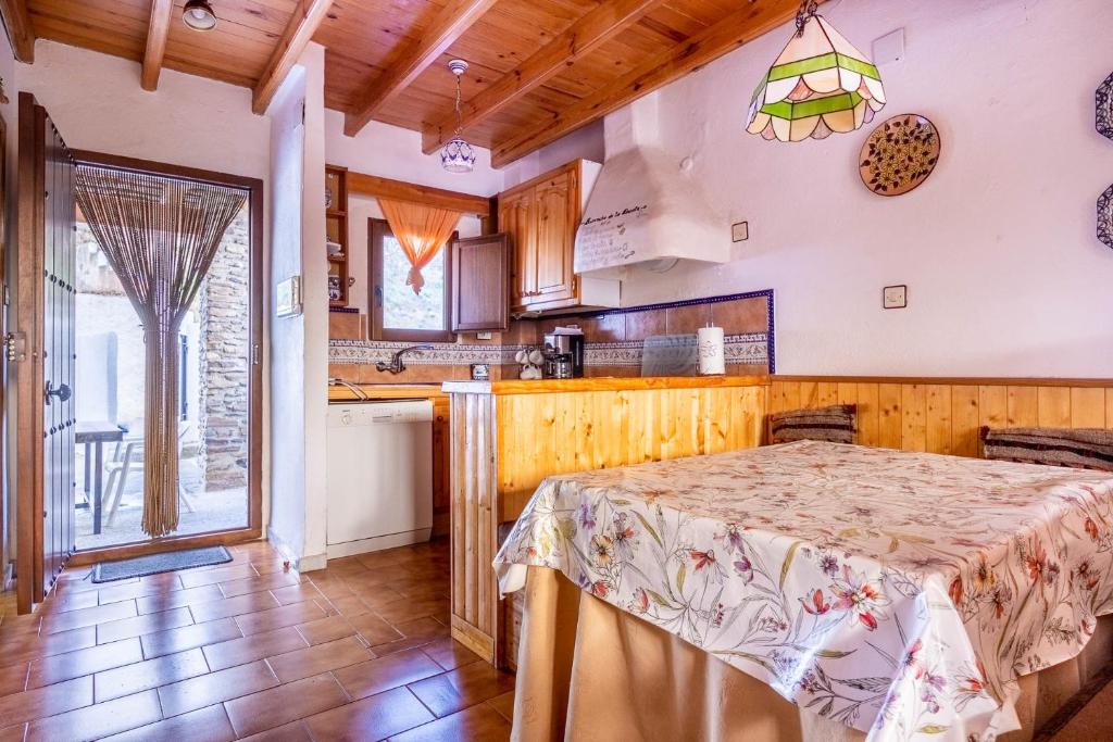 A kitchen or kitchenette at Alojamiento Rural Cuatro Estaciones
