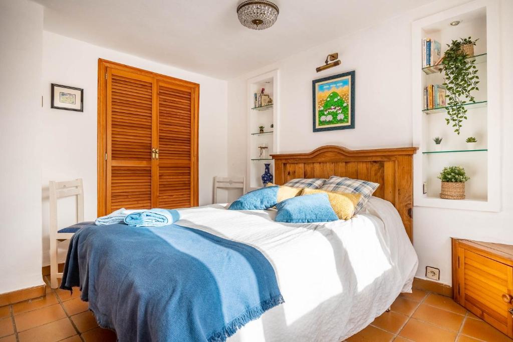 A bed or beds in a room at Alojamiento Rural Cuatro Estaciones