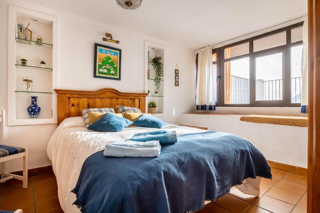 A bed or beds in a room at Alojamiento Rural Cuatro Estaciones