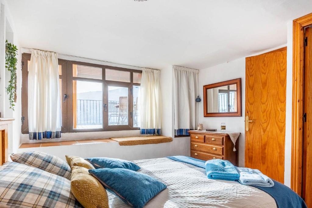 A bed or beds in a room at Alojamiento Rural Cuatro Estaciones