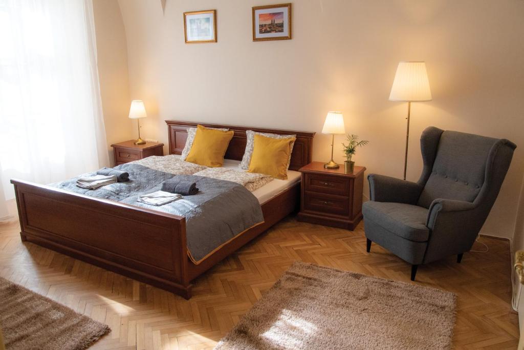 sypialnia z łóżkiem i krzesłem w obiekcie Theatroom Apartman w Egerze