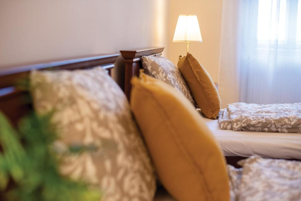 Łóżko lub łóżka w pokoju w obiekcie Theatroom Apartman