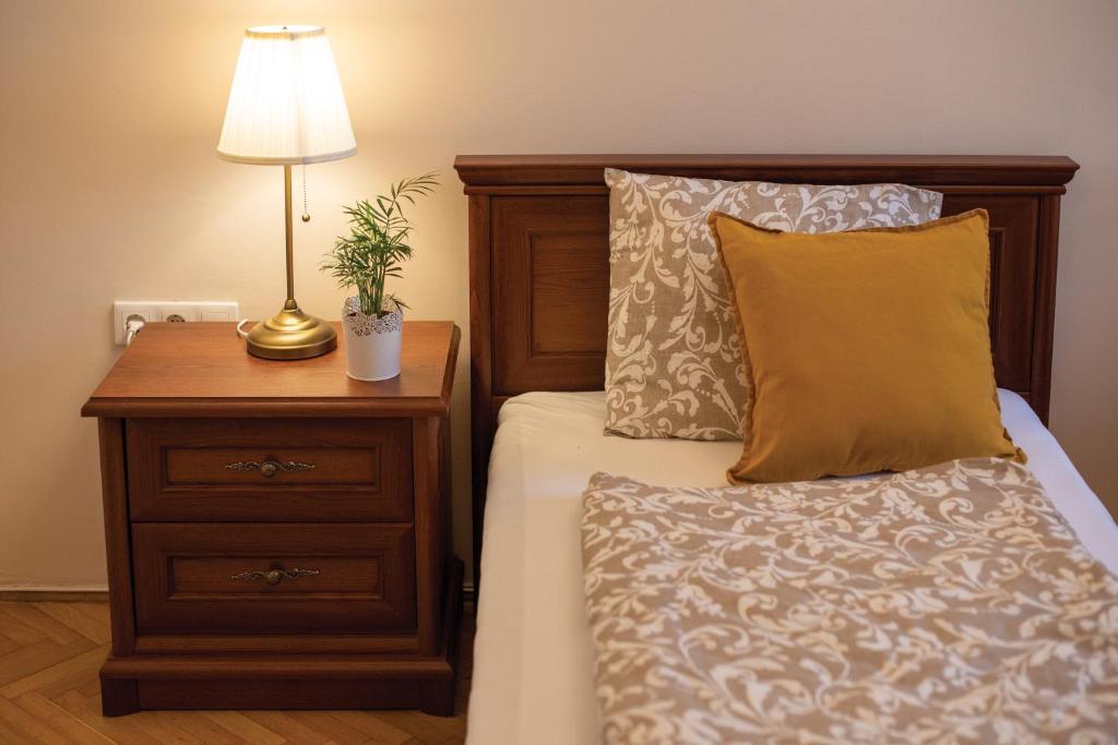 Łóżko lub łóżka w pokoju w obiekcie Theatroom Apartman
