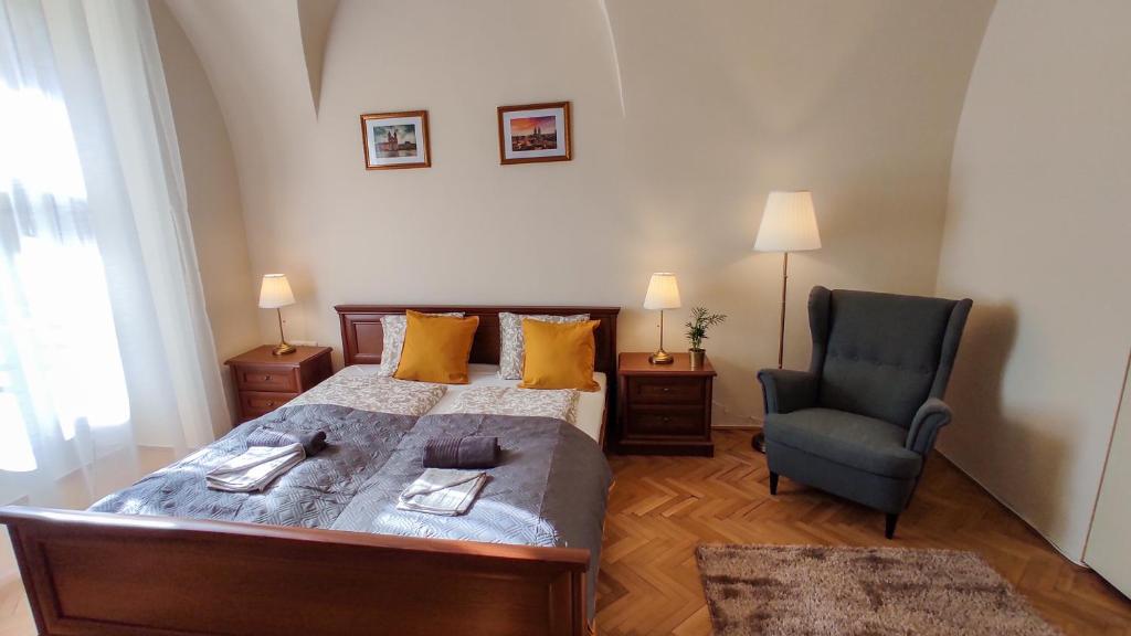 Łóżko lub łóżka w pokoju w obiekcie Theatroom Apartman