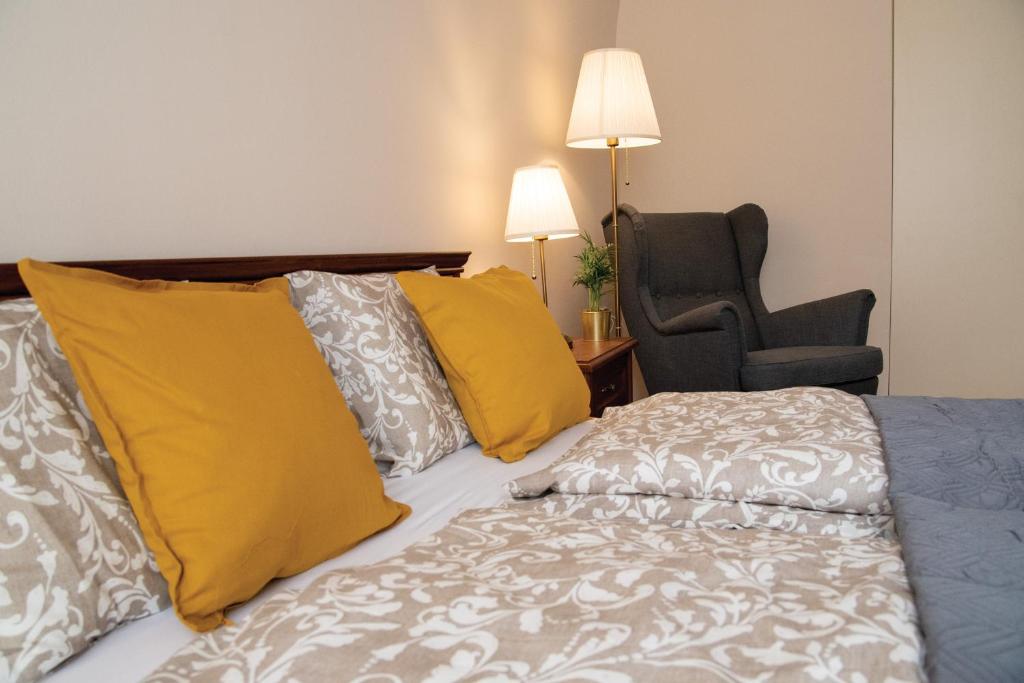 Łóżko lub łóżka w pokoju w obiekcie Theatroom Apartman