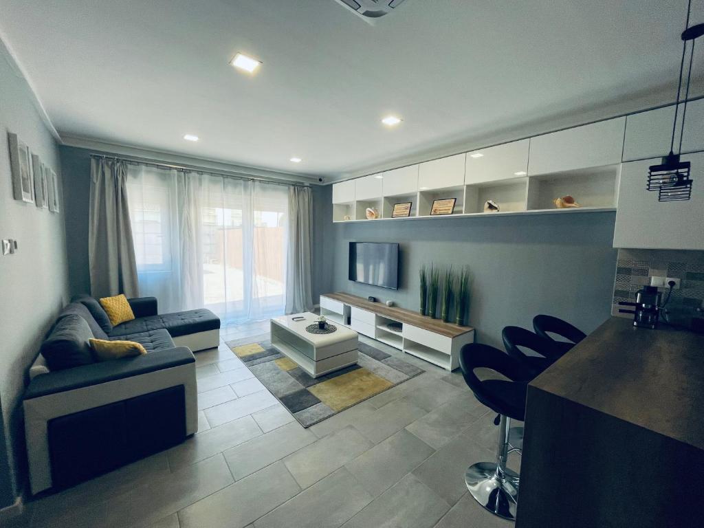 salon z kanapą i telewizorem w obiekcie Thermal Family w mieście Makó