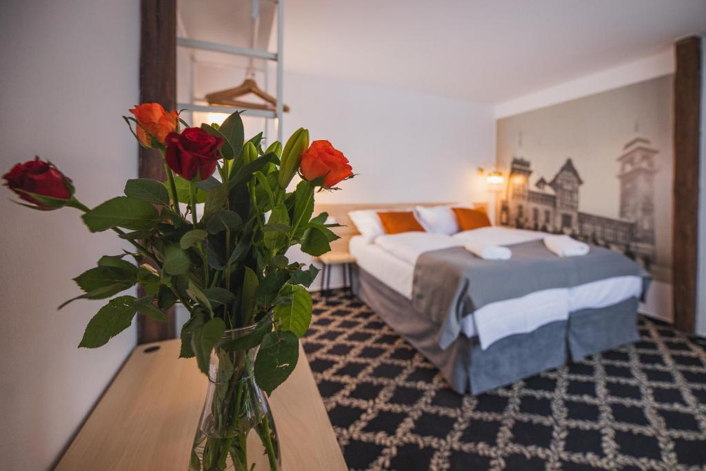 Una cama o camas en una habitación de Hotel Petřín