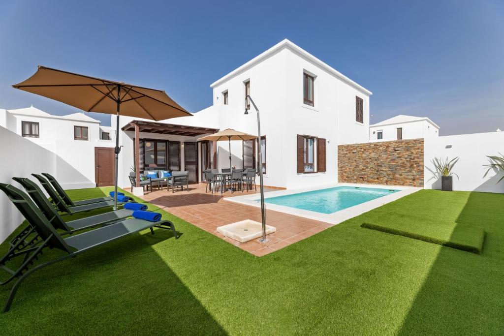 willa z basenem i domem w obiekcie Lanzarote Villa Arts w mieście Playa Blanca
