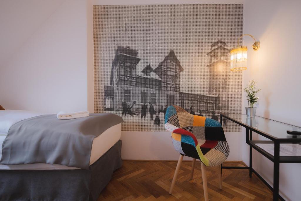 Una cama o camas en una habitación de Hotel Petřín