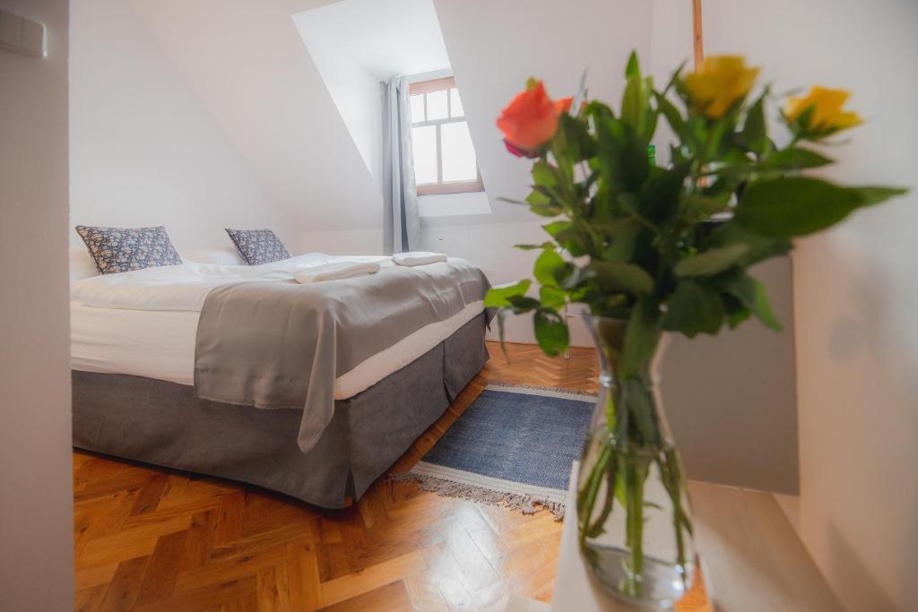 Una cama o camas en una habitación de Hotel Petřín