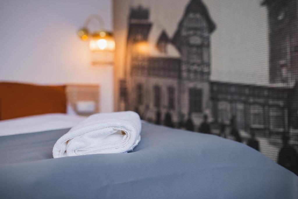 Una cama o camas en una habitación de Hotel Petřín