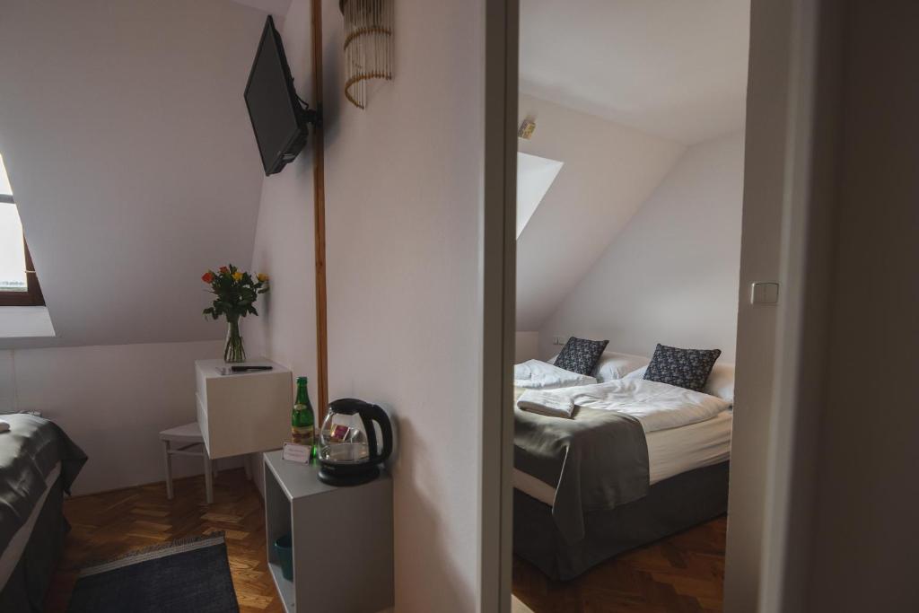 Una cama o camas en una habitación de Hotel Petřín