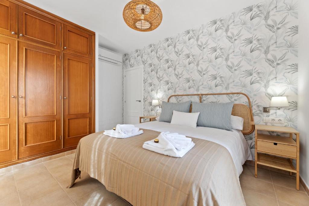 sypialnia z łóżkiem i dwoma ręcznikami na nim w obiekcie Lanzarote Villa Arts w mieście Playa Blanca