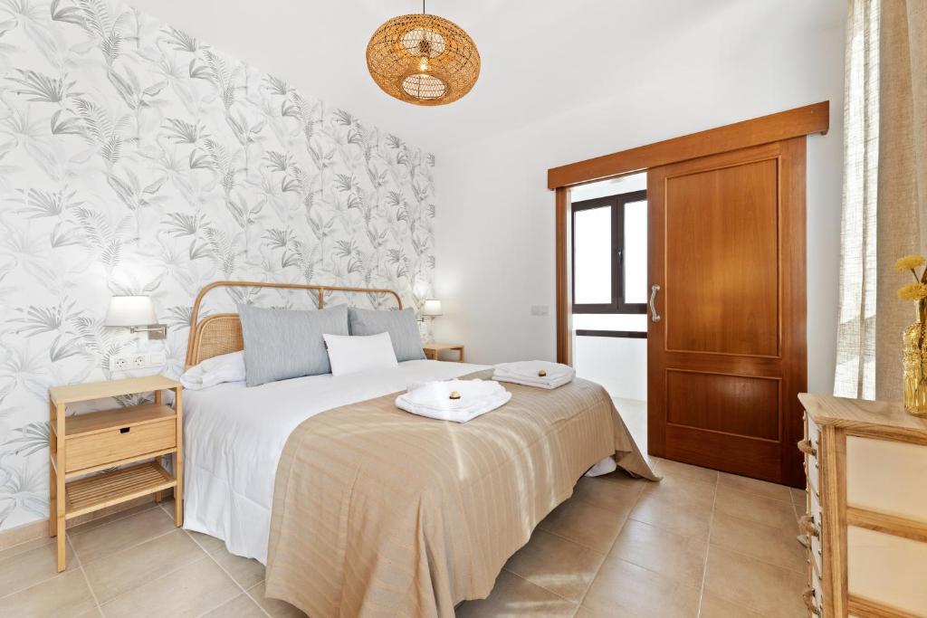 Łóżko lub łóżka w pokoju w obiekcie Lanzarote Villa Arts