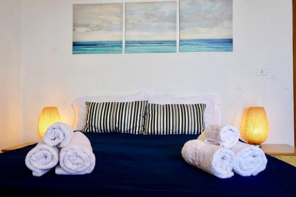 um quarto com uma cama com toalhas em Comfort in riva al mare em Belmonte Calabro