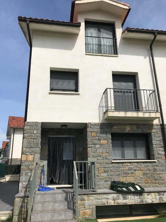 Kép URKO Adosado 8 personas 160 m2 de terraza y piscina szállásáról Santa Cilia városában a galériában