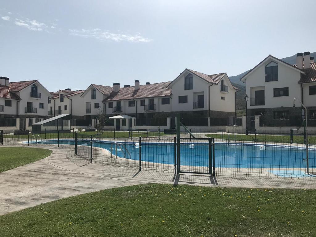 URKO Adosado 8 personas 160 m2 de terraza y piscina في Santa Cilia: مسبح امام بعض البيوت