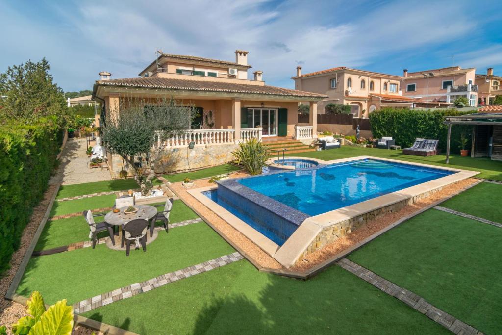 a backyard with a swimming pool and a house at Joan Deia Escultor in Marratxí 