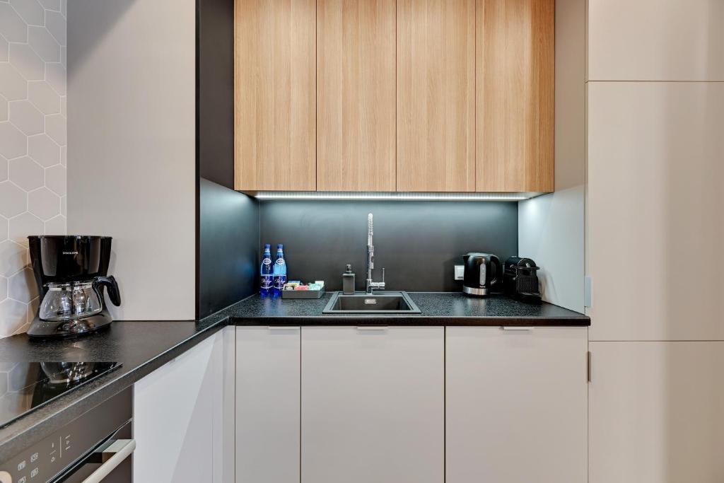 Granaria Premium Riverside & Parking by Downtown Apartments - 12