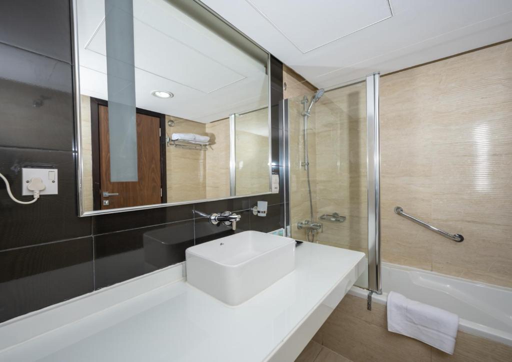 Koupelna v ubytování Pearl Swiss Hotel