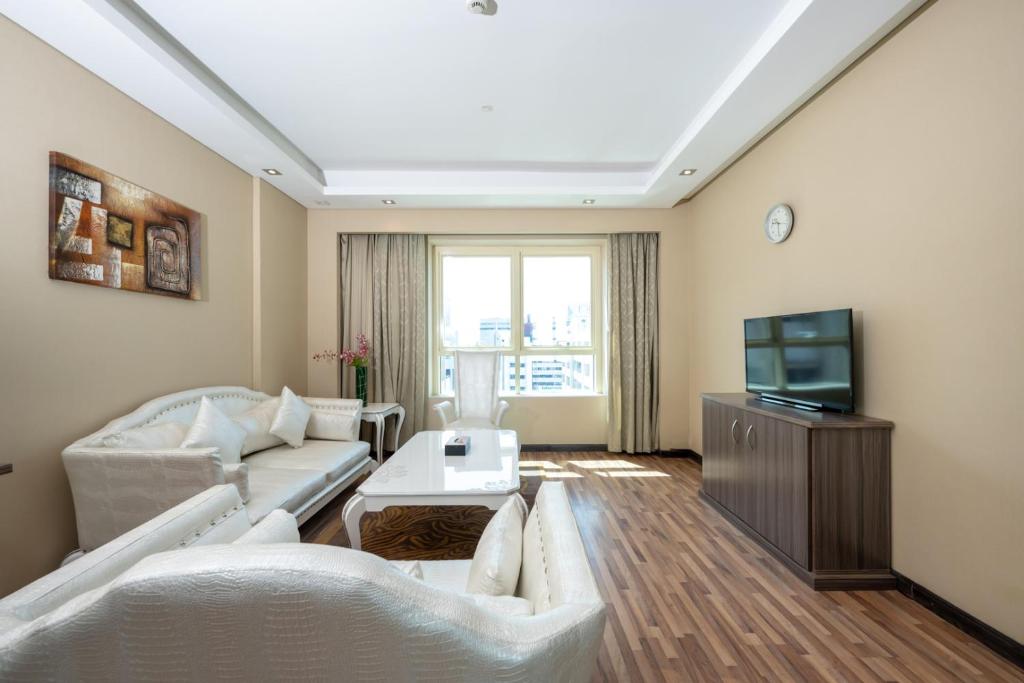 TV a/nebo společenská místnost v ubytování Pearl Swiss Hotel
