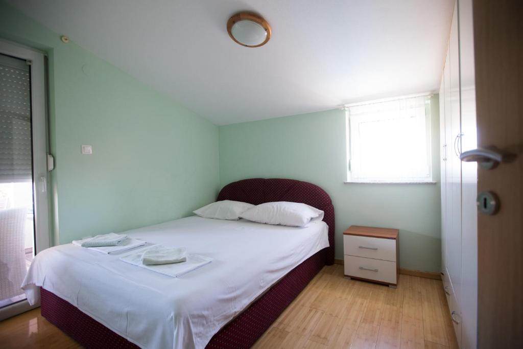 Postel nebo postele na pokoji v ubytování Ari Apartments