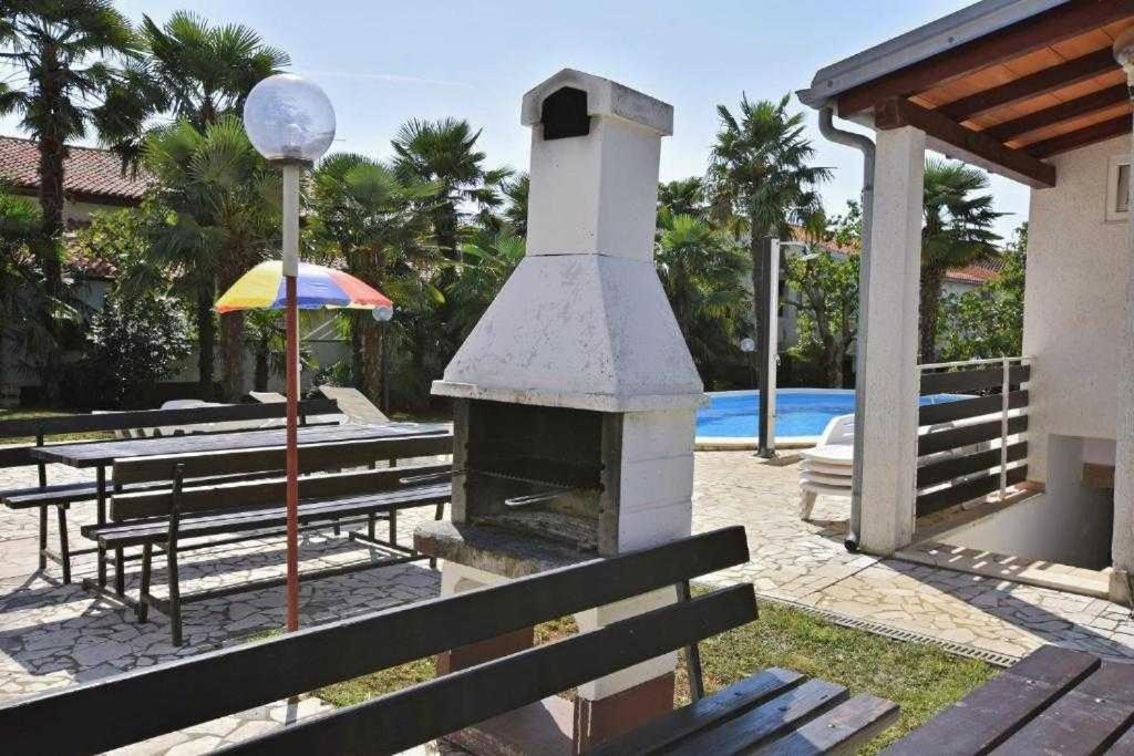 Bazén v ubytovaní Apartment in Porec with balcony, WiFi 819-3 alebo v jeho blízkosti