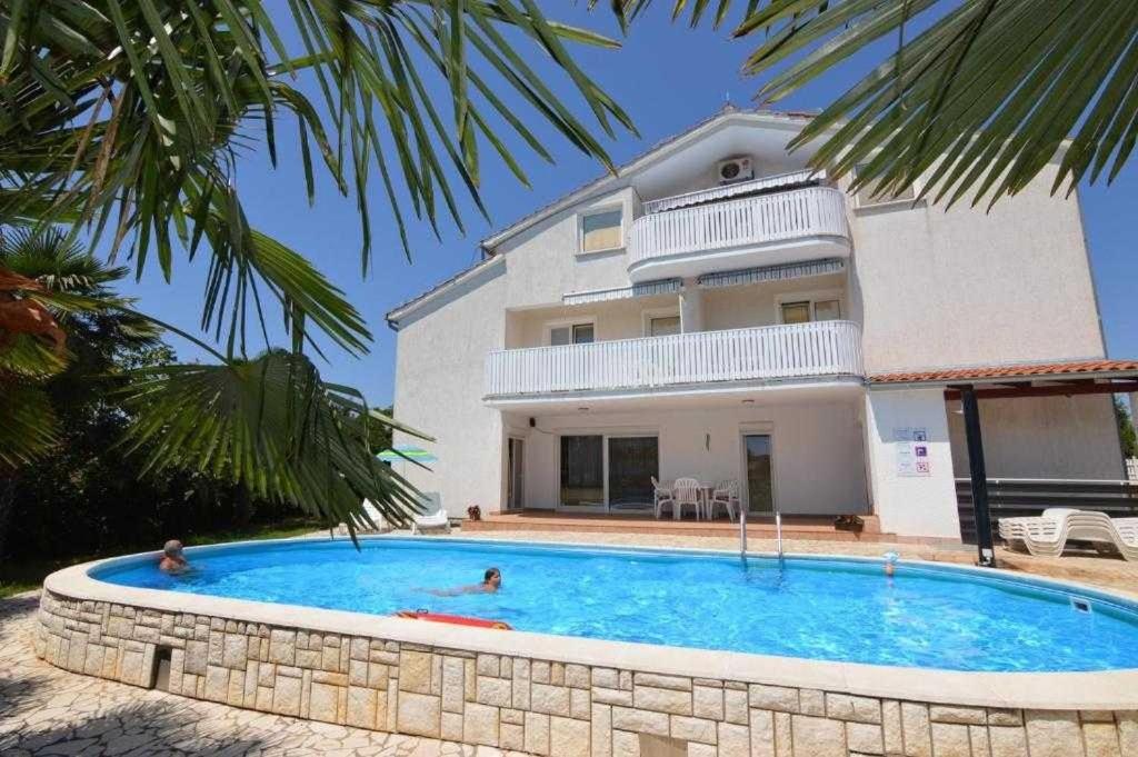 Bazén v ubytovaní Apartment in Porec with balcony, WiFi 819-3 alebo v jeho blízkosti