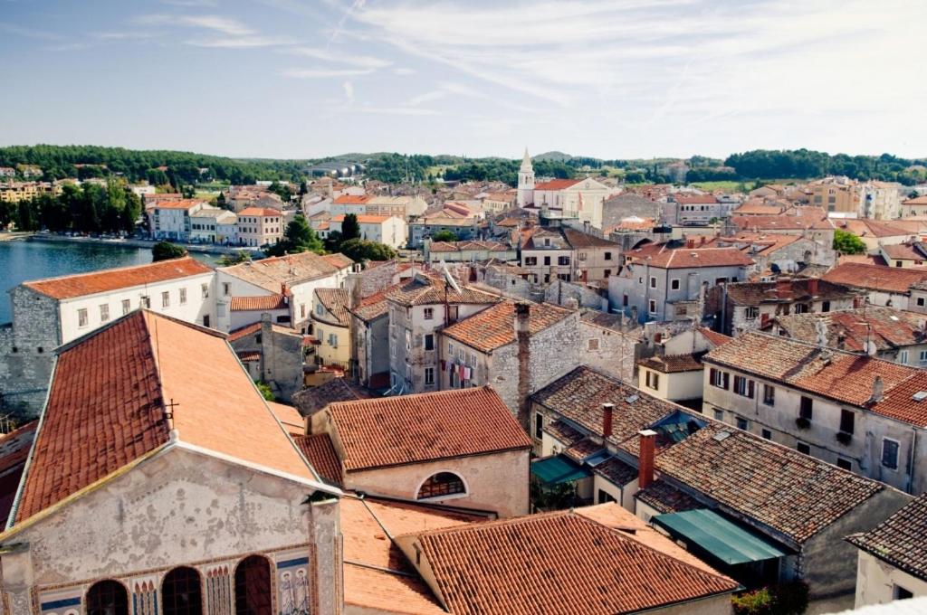 Výhľad na mesto Poreč alebo výhľad na mesto priamo z apartmánu