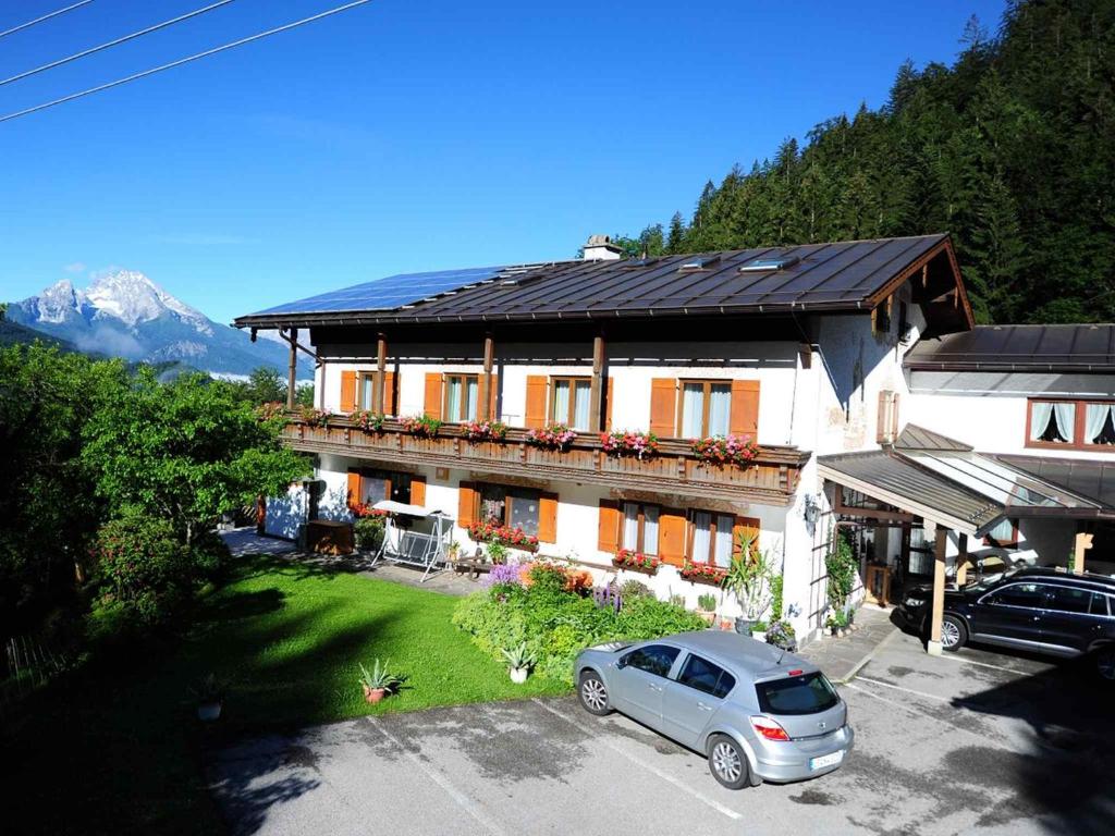 une maison avec une voiture garée devant elle dans l'établissement Gästehaus Sonnenbichl, à Berchtesgaden