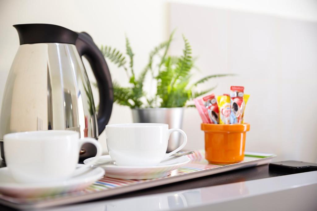 Příslušenství pro přípravu čaje a kávy v ubytování The Plimplace Hotel