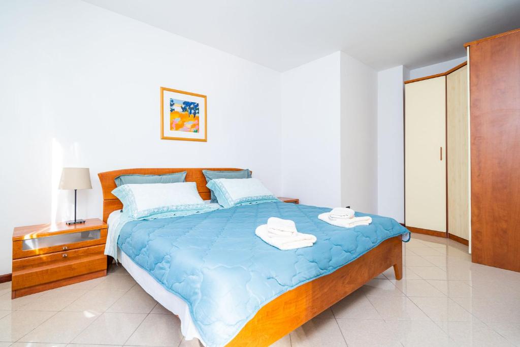 una camera da letto con un grande letto con una coperta blu di Apartment Kry Kry a Dubrovnik