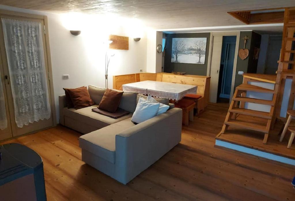 GRAZIOSA E CONFORTEVOLE BAITA DI MONTAGNA - Housity