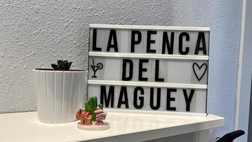 un estante con una señal que dice la pena del wasagency en La Penca del Maguey en Santander