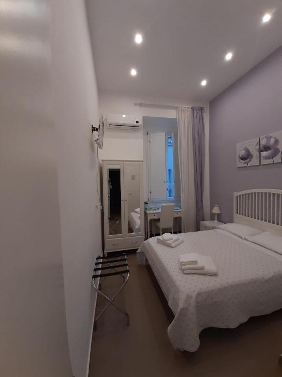 A bed or beds in a room at La Baia Di Partenope