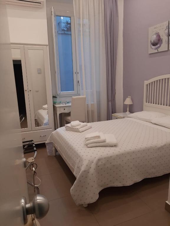 A bed or beds in a room at La Baia Di Partenope