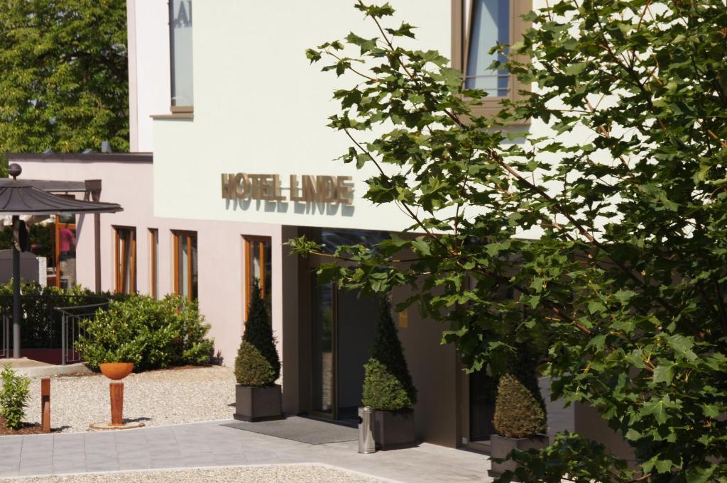 a building with a sign that reads more live than the king at Hotel Linde in Günzburg