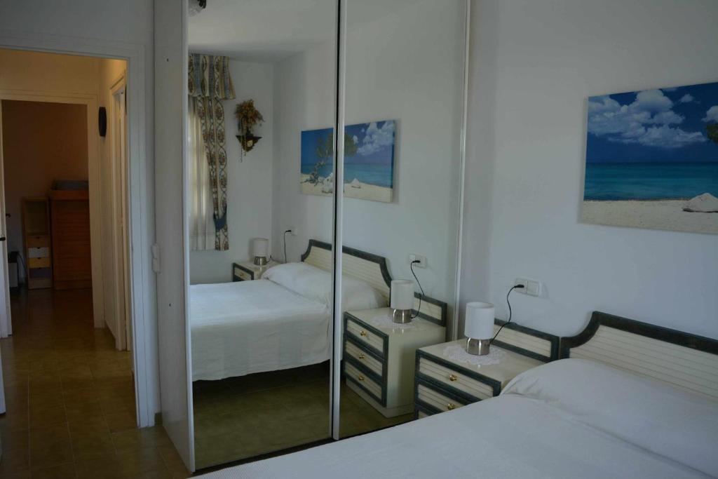 Posteľ alebo postele v izbe v ubytovaní Casa adosada con jardin y piscina Tossa de Mar
