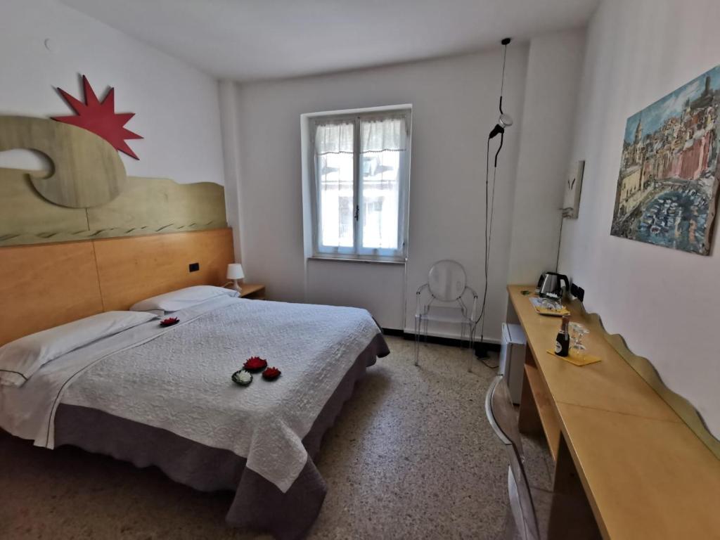una camera con un letto e una grande finestra di Tonino Basso camere Nuova Gestione a Vernazza